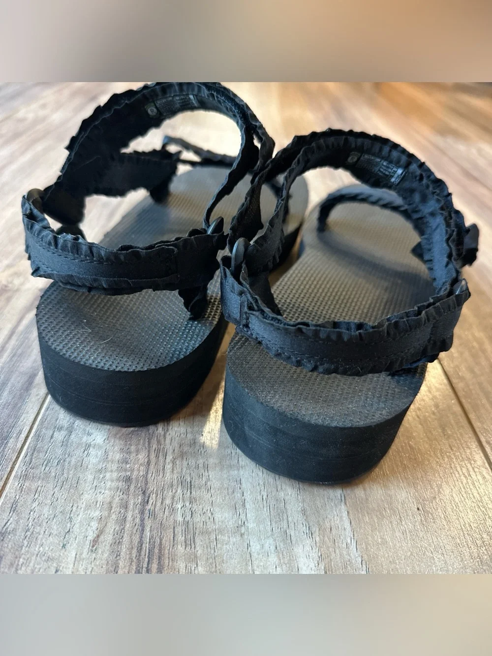 Teva Midform Universal Adorn Ruffle black sandals Women’s Size 9 EUC rare HTF
